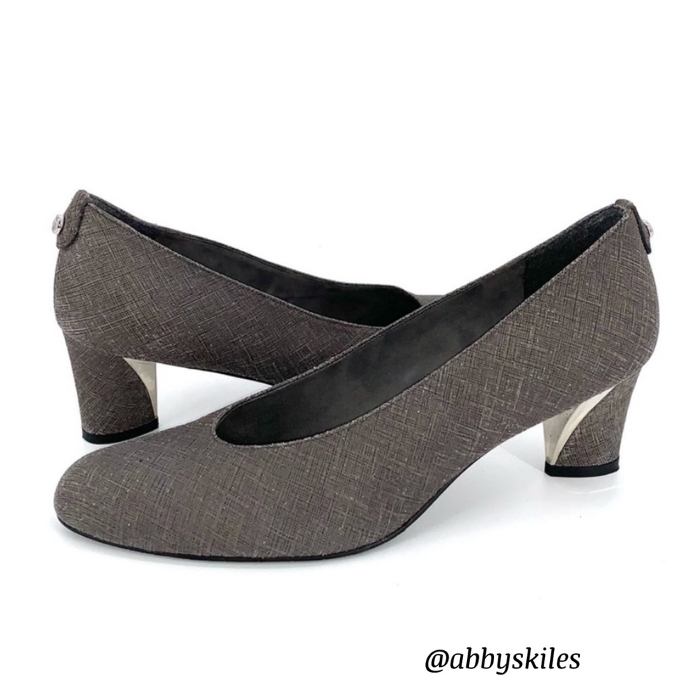 Stuart Weitzman Silver Gray 2.5” Heel Closed Toe Pump Size 8.5 Quiet Luxury